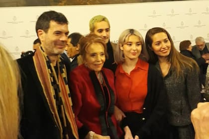 Pinky junto a su hijo, Gastón, sus nietos, Isidoro y Miranda, y su sobrina, Kari, durante el homenaje que se le rindió el martes, en el Salón de los Pasos Perdidos del Congreso Nacional