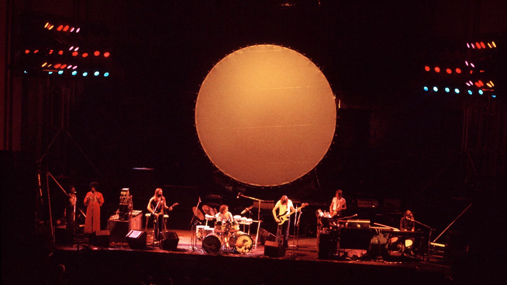 Pink Floyd en escena, en1972, interpretando los temas de El lado oscuro de la luna, álbum fundamental del grupo y de la cultura rock, que cumple 50 años