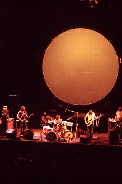 Pink Floyd en escena, en1972, interpretando los temas de El lado oscuro de la luna, álbum fundamental del grupo y de la cultura rock, que cumple 50 años