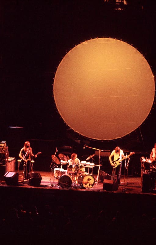 Pink Floyd en escena, en1972, interpretando los temas de El lado oscuro de la luna, álbum fundamental del grupo y de la cultura rock, que cumple 50 años