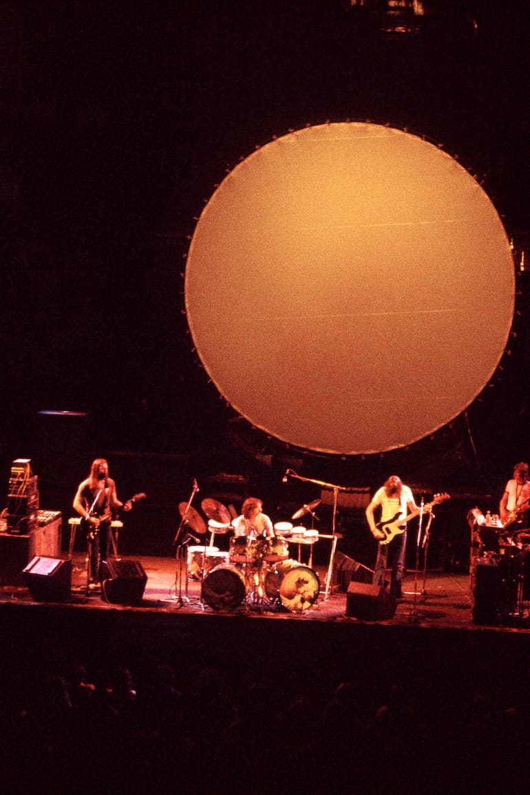 Pink Floyd en escena, en1972, interpretando los temas de El lado oscuro de la luna, álbum fundamental del grupo y de la cultura rock, que cumple 50 años