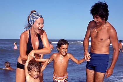 Pinky y Raúl Lavié con sus hijos: una postal de un verano en familia