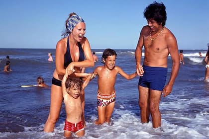 Pinky y Raúl Lavié, hace tiempo, de vacaciones: hoy sus hijos luchan por la herencia
