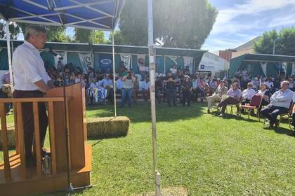 Pino habla en el acto en la exposición de Comodoro Rivadavia