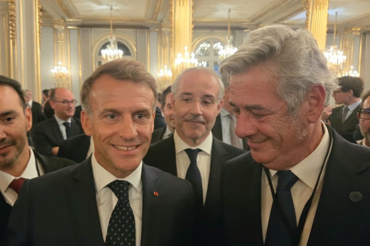 Pino junto al presidente de Francia, Emmanuel Macron