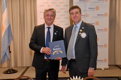 Pino junto al presidente del Rotary Club, Federico Eijo, en el almuerzo de la institución