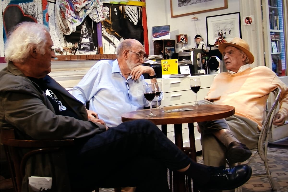 Pino Solanas, "Yuyo" Noé y "Tato" Pavlovsky en una de las múltiples conversaciones que estructuran el documental