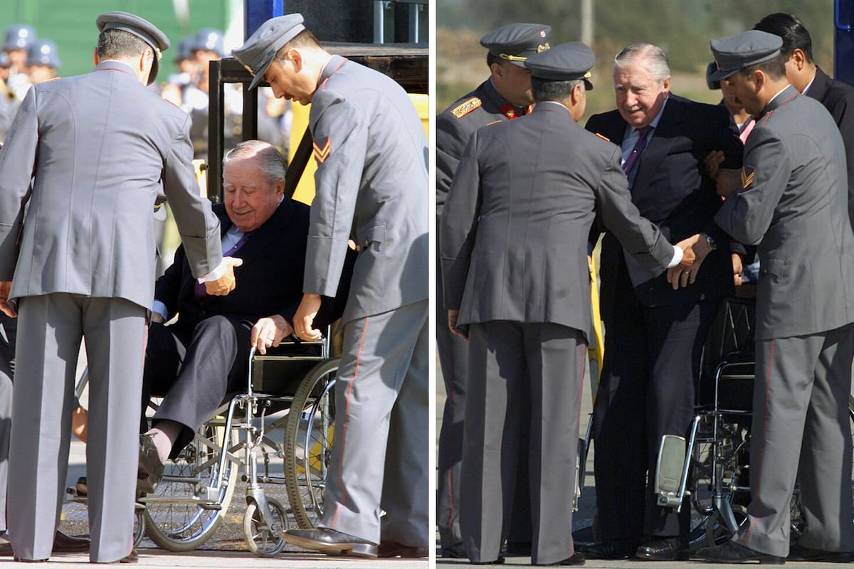 Pinochet es ayudado a levantarse de su silla de ruedas después de su llegada de Londres