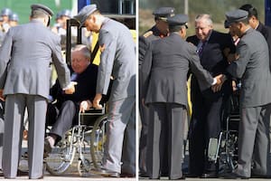 Pinochet es ayudado a levantarse de su silla de ruedas después de su llegada de Londres