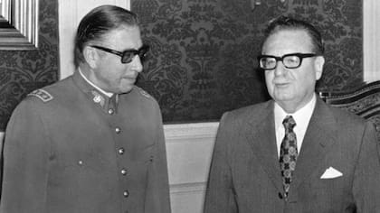 Augusto Pinochet fue nombrado comandante en jefe del Ejército chileno por el presidente Salvador Allende el 23 de agosto de 1973. Menos de tres semanas después, Pinochet encabezó el golpe de Estado que derrocó a Allende.