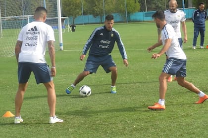 Pinola y Demichelis se perfilan como centrales ante Bolivia