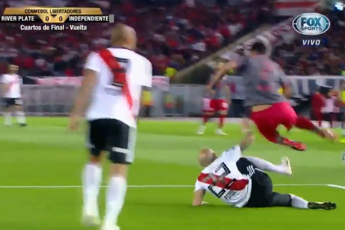 Pinola ya impactó con su pierna sobre el muslo de Benítez dentro del área de River