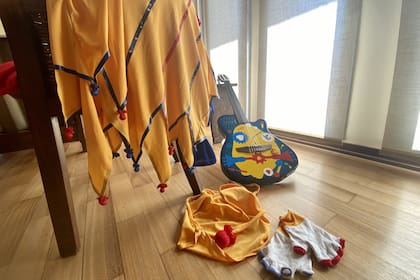 Piñón Fijo en cuarentena: el traje, el gorro, la guitarra y los guantes descansan
