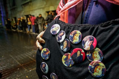 Pins de Cacho Castaña en una cartera de una seguidora del cantante