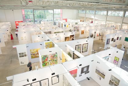 Pinta Miami, una de las ferias paralelas de Art Basel, en su nueva sede de The Hangar