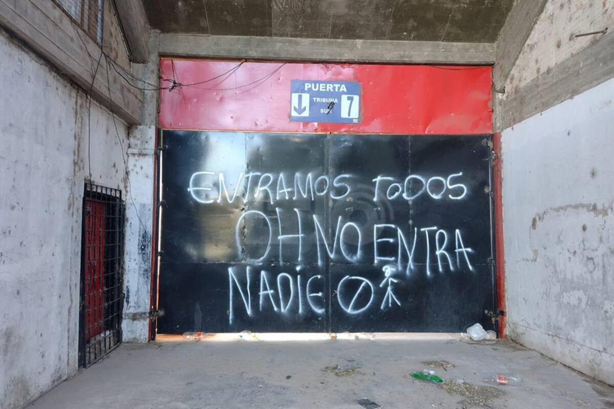 Pintada en uno de los portones de ingreso al estadio de Colón: una nueva amenaza de los barras para tratar de obtener entradas