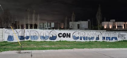 Pintadas de la Cámpora de Quilmes en apoyo a la vicepresidenta