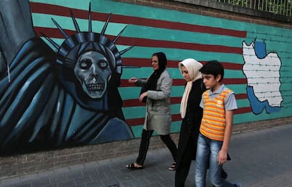 Pintadas en contra de Estados Unidos en la pared de la antigua embajada del país en Teherán.