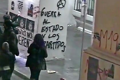 Pintadas en el Cabildo durante la marcha por Santiago Maldonado