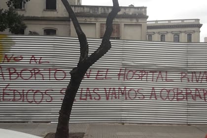 Pintadas en el hospital Rivadavia que se difundieron vía Twitter el 1 de octubre