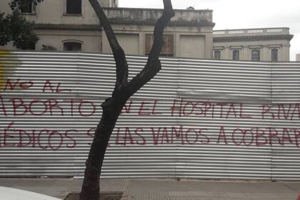 Pintadas en el hospital Rivadavia que registró un usuario de Twitter