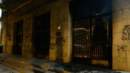 Pintadas en el palacio municipal de Mar del Plata hechas por los manifestantes