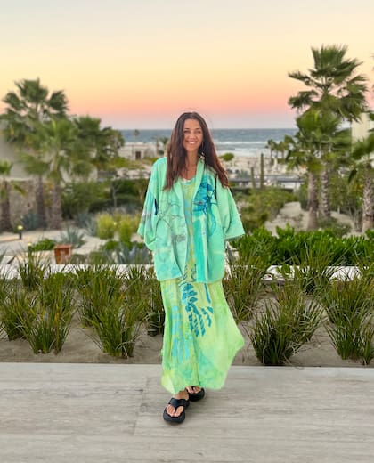 Pintado a mano. Las estilistas de "And Just Like That" seleccionaron un vestido que le gustó a Sarah Jessica Parker y que usó en el final del primer capítulo
