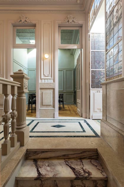 Pintado en ‘Svelte Sage’ (Sherwin Williams), la luz natural entra al comedor únicamente por la claraboya superior.