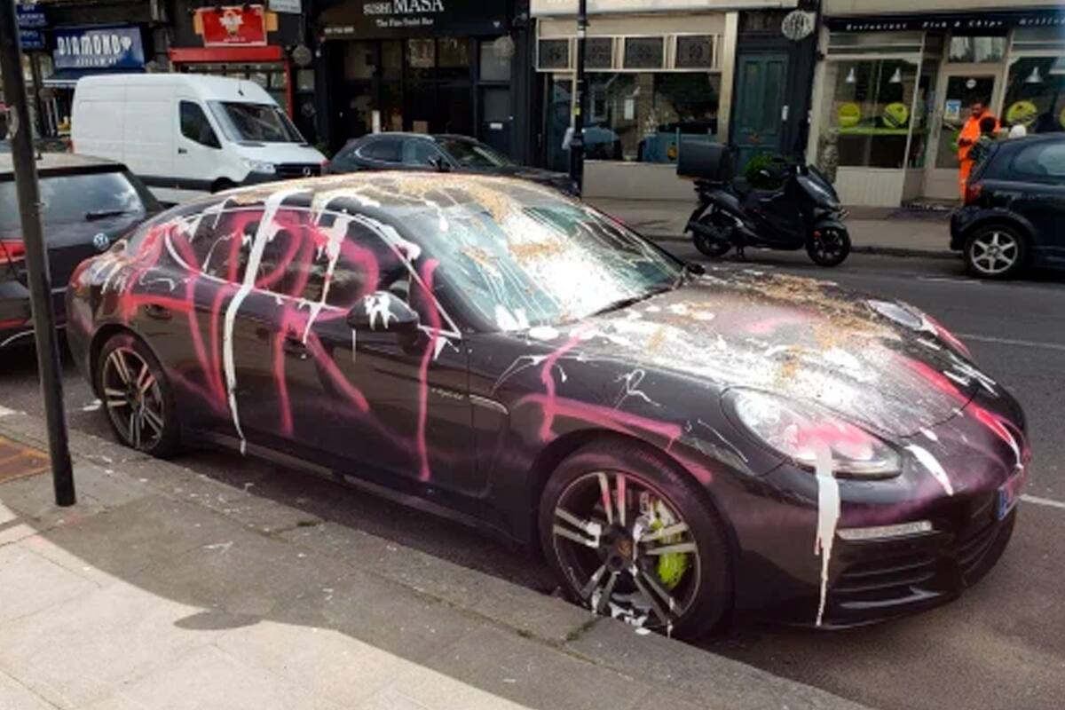 Pintarrajeado con aerosol, el deportivo quedó estacionado con la leyenda que remite al “Día de los Inocentes” inglés.