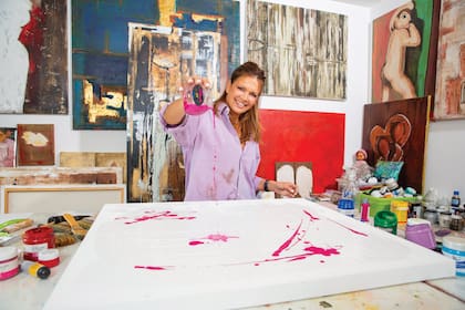 "Pinto abstracto y uso todo tipo de materiales que me llamen la atención. Hoy, por ejemplo, en mis cuadros predominan los acrílicos, aunque también uso pintura asfáltica. Me encanta jugar con la paleta de los colores dorados, tierra, naranjas y azules, las tonalidades que amo", cuenta.