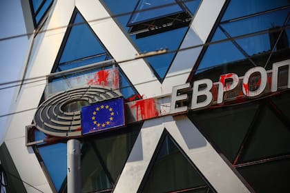 Pintura roja arrojada por manifestantes pro-Rusia mancha el edificio del Parlamento Europeo y de la Comisión Europea, en Sofía, Bulgaria, el lunes 2 de junio de 2025, poco antes de que se confirmara la adhesión de Bulgaria a la eurozona