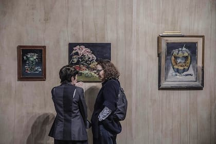 Pinturas de Max Romero Almenar en el stand de Gabelich en Microferia de Rosario