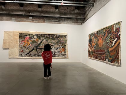 Pinturas del peruano Santiago Yahuarcani exhibidas junto a las de su hijo Rember