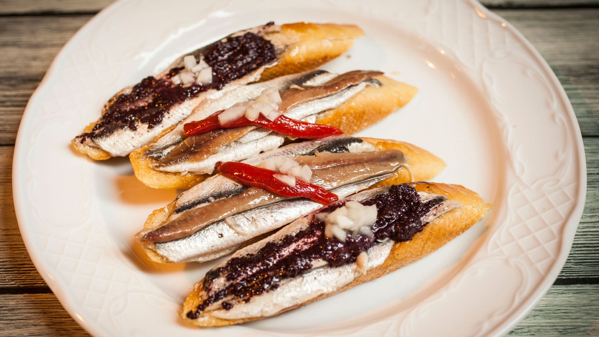Pintxos de anchoas frescas con morrones y aceitunas negras