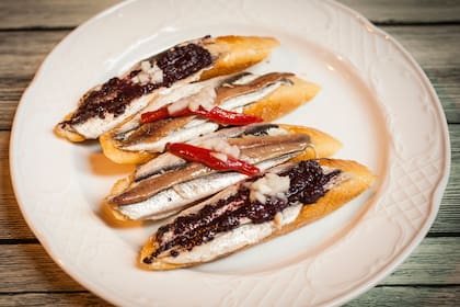 Pintxos de anchoas frescas con morrones y aceitunas negras, en Txepetxa..