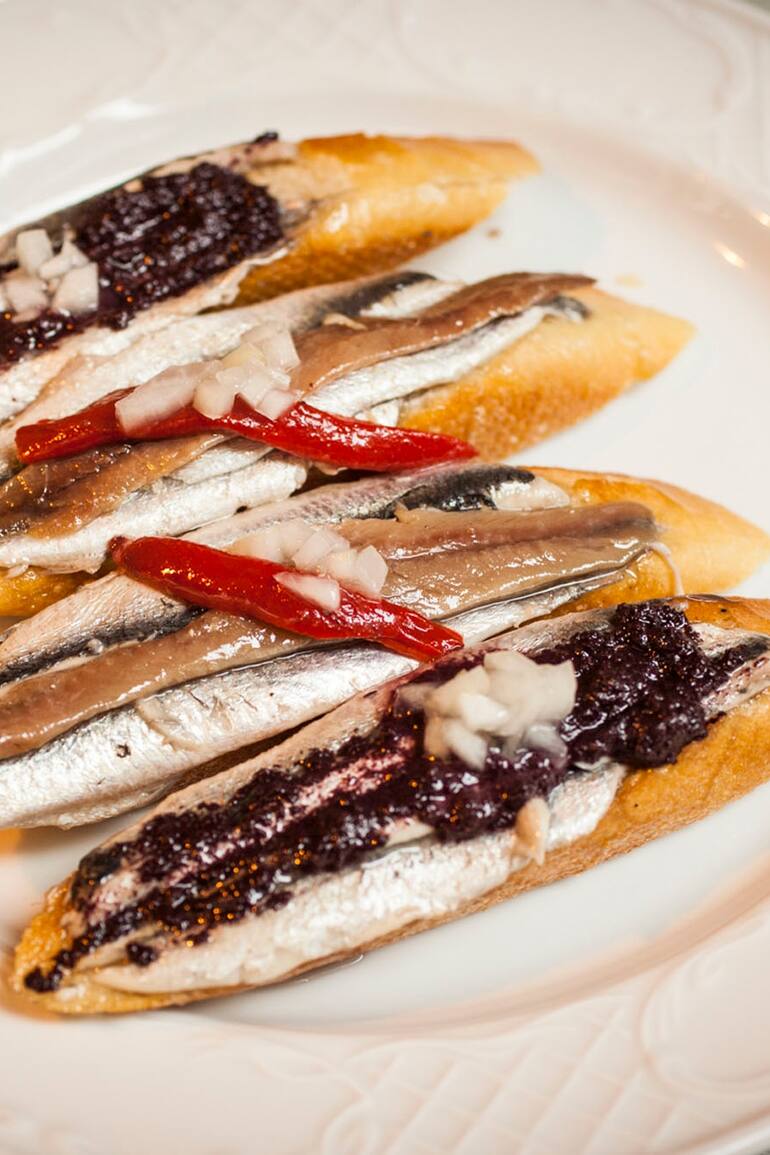 Pintxos de anchoas frescas con morrones y aceitunas negras