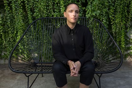 Pionera de la moda vegana en la Argentina y reconocida internacionalmente, se convirtió en la primera diseñadora latina en llegar a la semifinal del premio que otorga Louis Vuitton