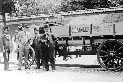 Pionero. Como el automóvil, el primer camión surgió de reemplazar los caballos por un conjunto mecánico en un carro de carga