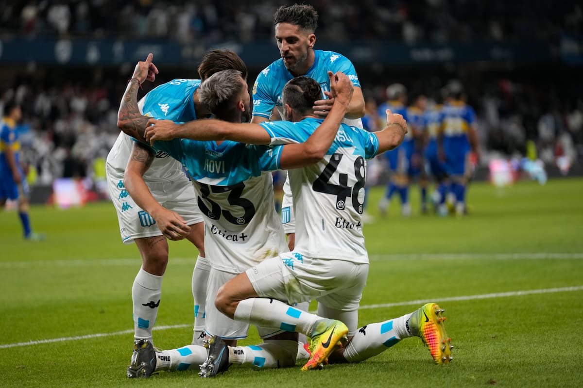 Piovi, en el centro del festejo de Racing: anotó el gol del triunfo ante Boca