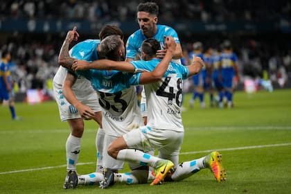 Piovi, en el centro del festejo de Racing: anotó el gol del triunfo ante Boca