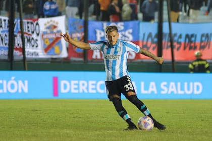 Piovi saca el zurdazo para el golazo de tiro libre que fue el 1-0 de Racing ante Arsenal