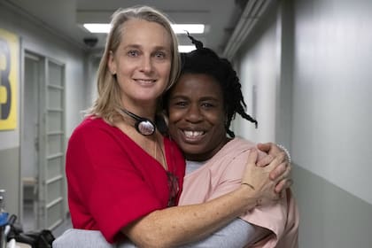 Piper Kerman, autora del libro autobiográfico en el que se basó Orange is the New Black posa junto a Uzo Aduba, multipremiada por su rol de Suzanne/Crazy Eyes