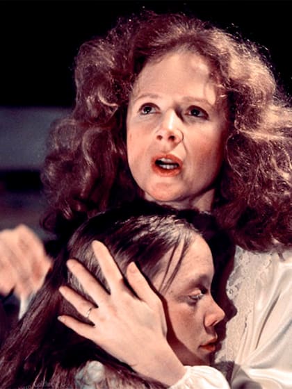Piper Laurie y Sissy Spacek en una escena de Carrie