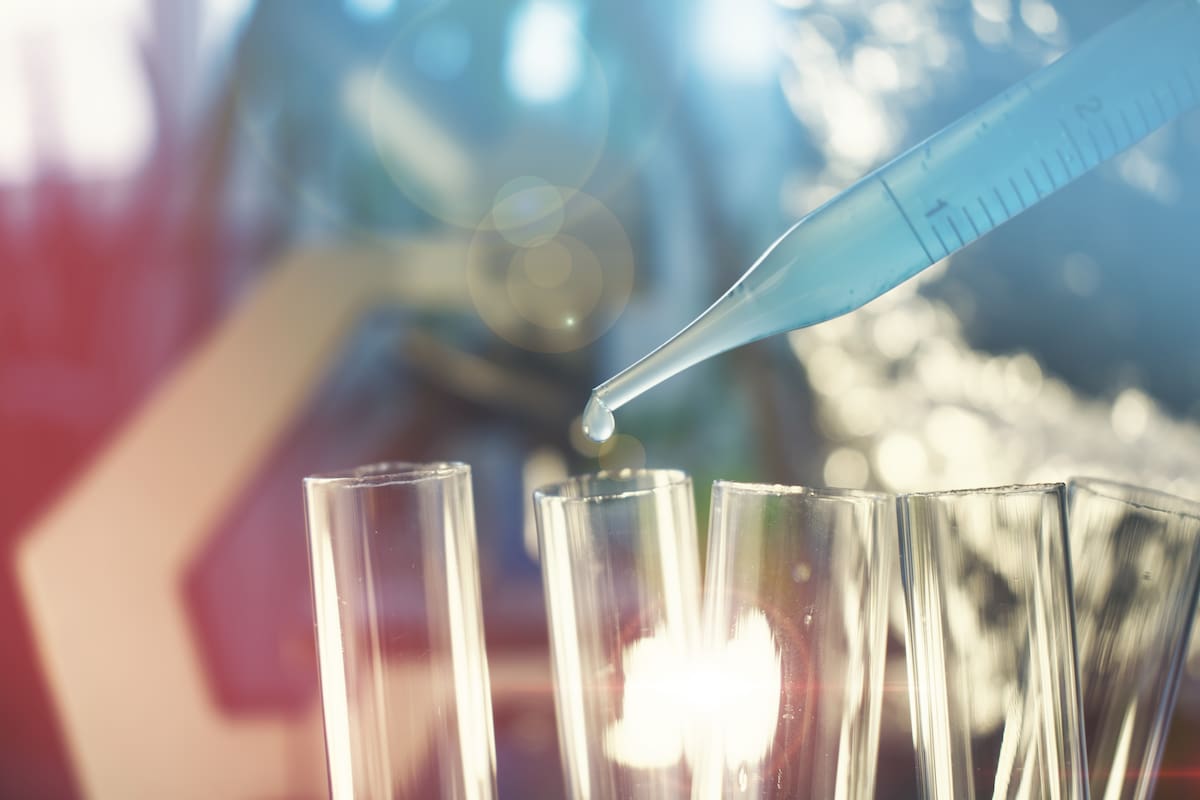 Pipeta con líquido para investigación de inmunoterapia contra el cáncer