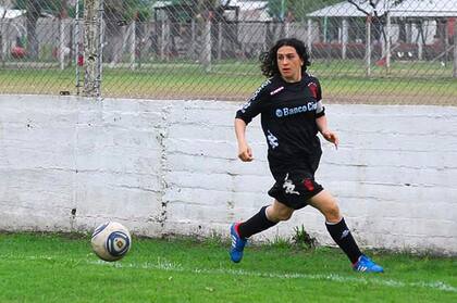 Pipi Peralta jugando para Huracán, su club de siempre. Estima que ya anotó más de 300 goles
