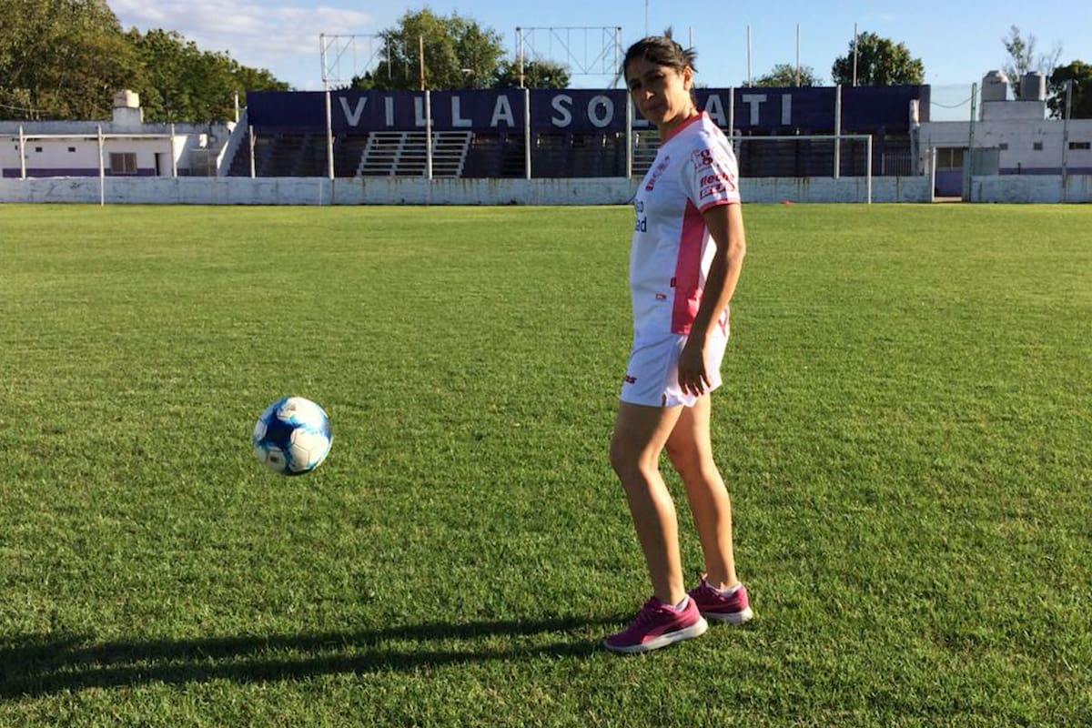 Pipi Peralta, la pelota, la indumentaria de Huracán y la cancha de Sacachispas, donde vive con su familia