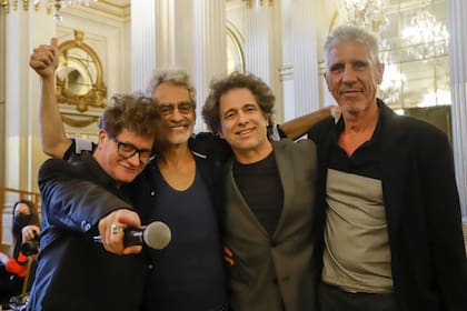 Pipo Cipolatti, Andrés Calamaro y Cachorro López visitaron a Melingo (segundo de la izquierda) cuando fue declarado Personalidad Destacada de la Cultura de la Ciudad de Buenos Aires