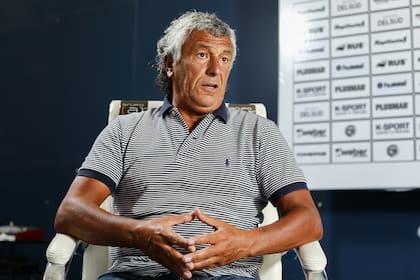 Pipo Gorosito da una entrevista en Estancia Chica, el entrenador de Gimnasia y Esgrima de la Plata hablo con LN.