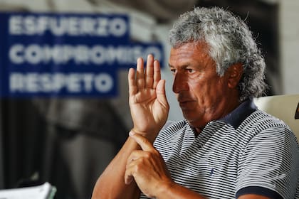Pipo Gorosito da una entrevista en Estancia Chica, el entrenador de Gimnasia y Esgrima de la Plata hablo con LN.