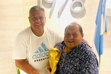 Pipo Marín junto al Chiqui Tapia y la Copa del Mundo